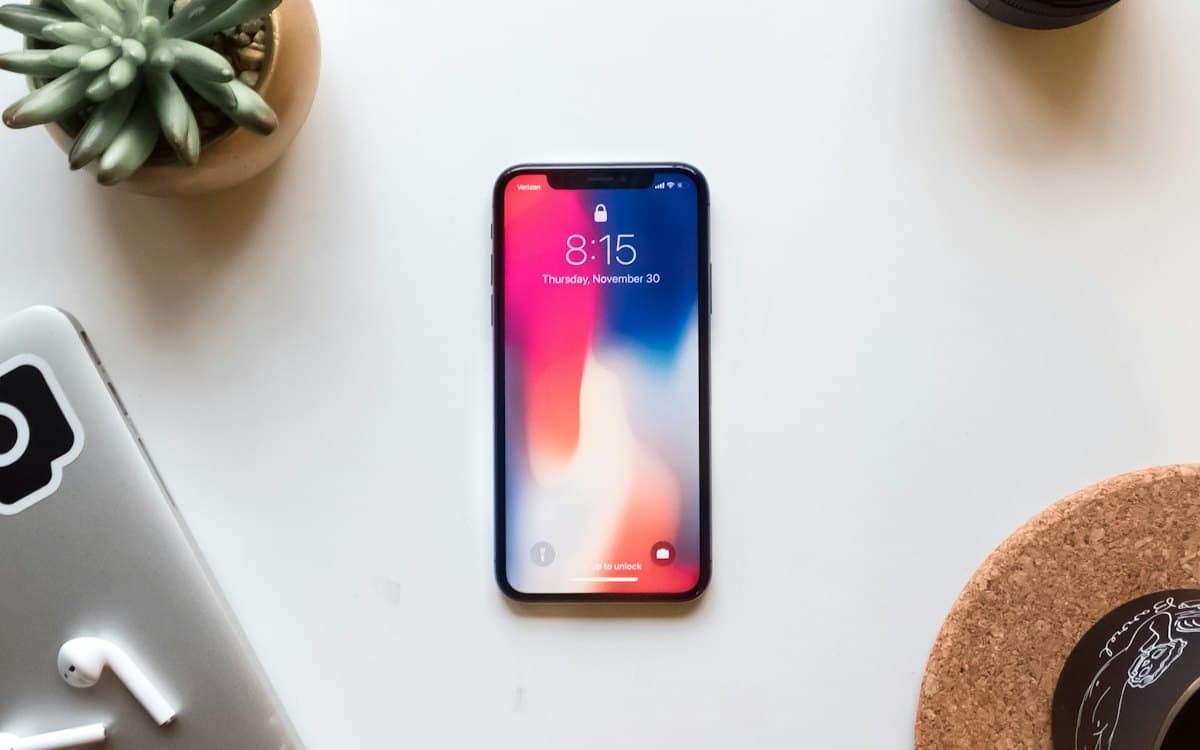Un smartphone d’occasion examiné de près