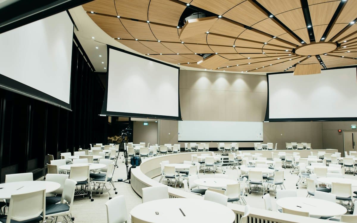 Un public réuni lors d’une conférence