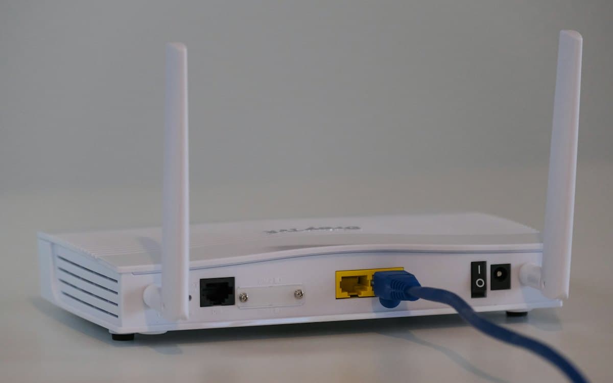 Un routeur Wi-Fi domestique, voyants allumés